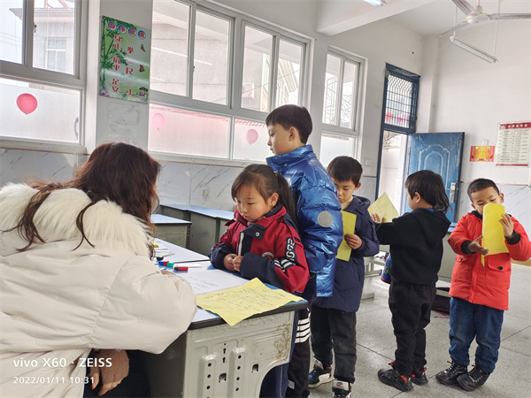 多彩童年 快乐趣考--石台县少奇红军小学开展 一、二年级无纸化检测活动